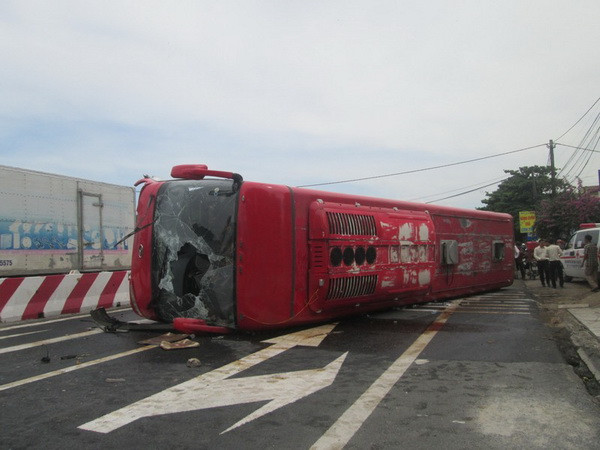 Xe máy bị cuốn vào gầm xe khách làm 8 người thương vong ảnh 1