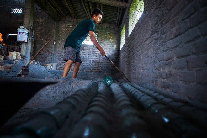 [Photo] Độc đáo nghề thổi thủy tinh làm cốc ở làng Xối Chì ảnh 5