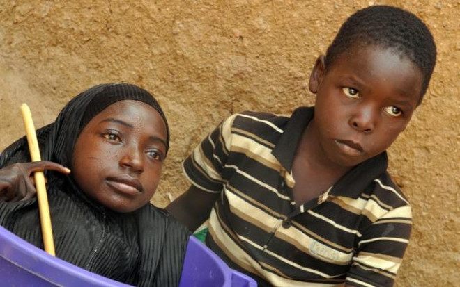 Cô gái đi lại bằng chậu nhựa gây xôn xao dư luận ở Nigeria ảnh 2