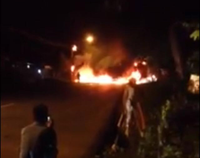 Tai nạn thảm khốc khiến 2 ôtô bốc cháy dữ dội, ít nhất 2 người chết ảnh 1