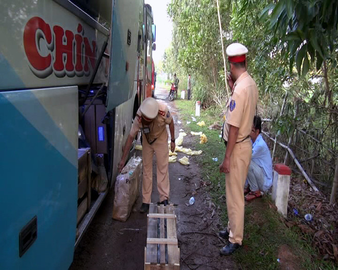 Vụ bắt xe khách chở đầy súng ống, lựu đạn: Tất cả đều là mô hình ảnh 1