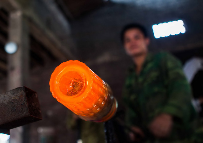 [Photo] Độc đáo nghề thổi thủy tinh làm cốc ở làng Xối Chì ảnh 7