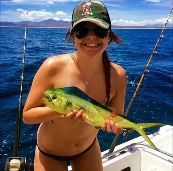 [Photo] Các cô gái rộ trào lưu dùng cá che ngực trên Instagram ảnh 4