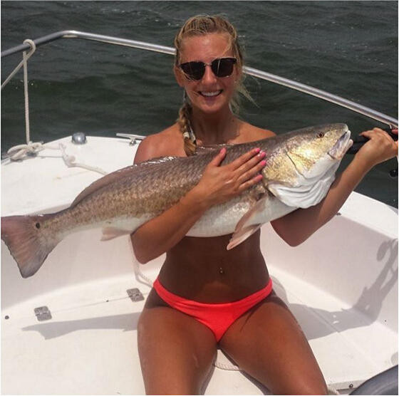 [Photo] Các cô gái rộ trào lưu dùng cá che ngực trên Instagram ảnh 8