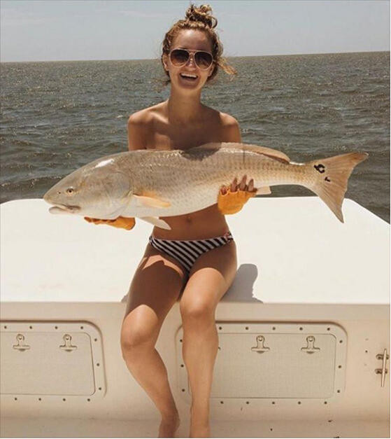 [Photo] Các cô gái rộ trào lưu dùng cá che ngực trên Instagram ảnh 2