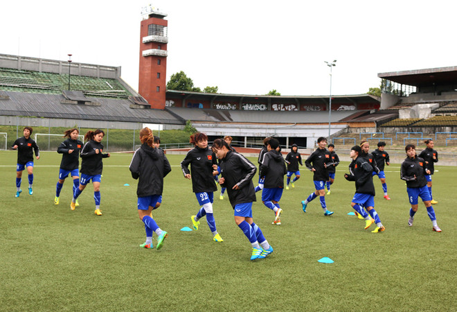 Đội tuyển bóng đá nữ Việt Nam đang tập huấn tại CH Séc ảnh 1