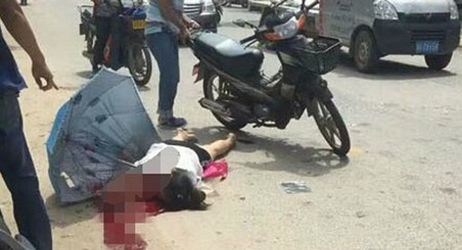 Bị chiếc ô đâm vào cổ họng, người phụ nữ tử vong ngay trên đường ảnh 1