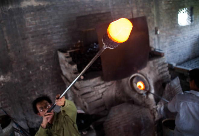 [Photo] Độc đáo nghề thổi thủy tinh làm cốc ở làng Xối Chì ảnh 2