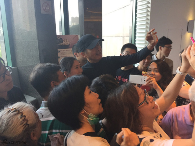 Châu Nhuận Phát phải xếp hàng mua vé xem "Hàn chiến 2" ảnh 3