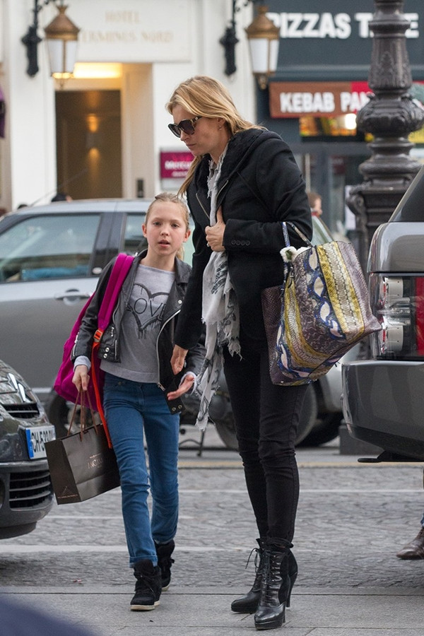 Phong cách đến trường của các "cậu ấm, cô chiêu" nhà sao Hollywood ảnh 10