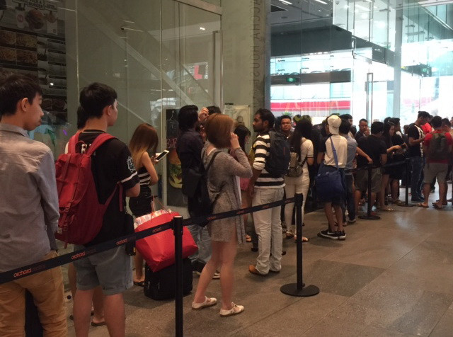 Đông người Việt xếp hàng mua iPhone 6S ngày mở bán ở Singapore ảnh 1