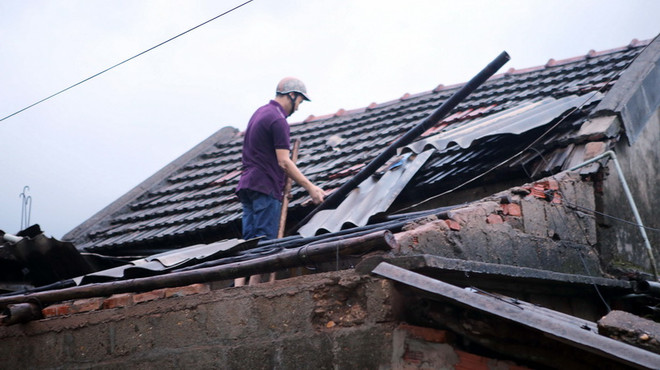 Lốc xoáy và mưa bão phá hủy hàng trăm căn nhà ở Cà Mau ảnh 1