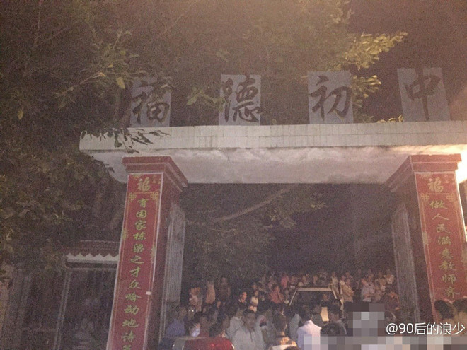 Trường học Trung Quốc dùng xương gà thối nấu canh cho học sinh ảnh 2