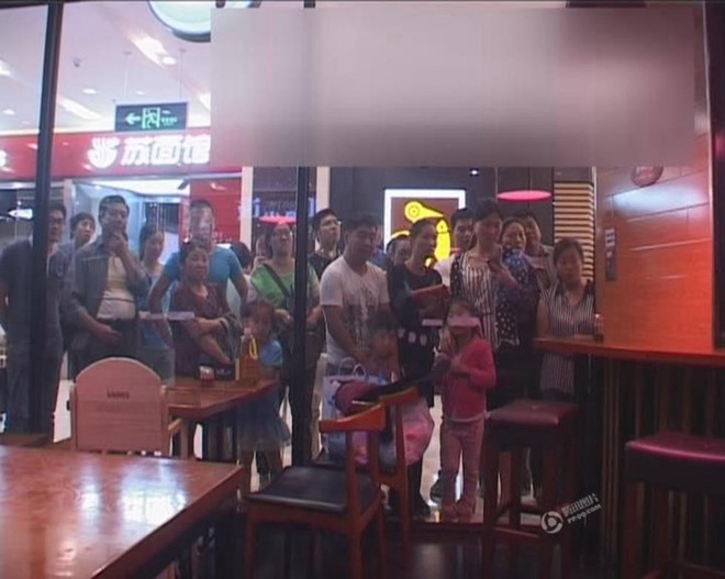 [Photo] Hiện trường vụ em bé bị kẹp đầu giữa hai cánh cửa kính ảnh 4