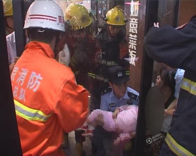 [Photo] Hiện trường vụ em bé bị kẹp đầu giữa hai cánh cửa kính ảnh 3