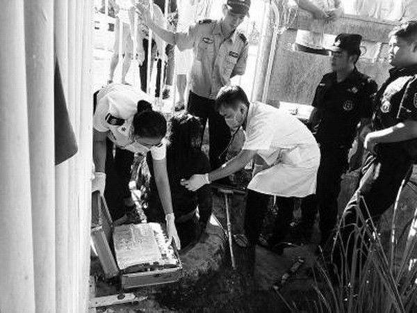 Vợ nhảy cầu tự tử sau khi cãi nhau, người chồng vội vã bỏ đi ảnh 1