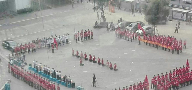 Phẫn nộ trước cảnh nhân viên quán lẩu phải quỳ lạy cảm ơn ông chủ ảnh 4