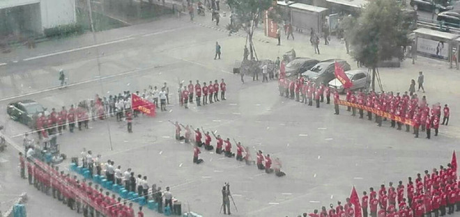 Phẫn nộ trước cảnh nhân viên quán lẩu phải quỳ lạy cảm ơn ông chủ ảnh 2