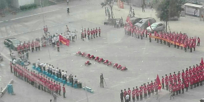 Phẫn nộ trước cảnh nhân viên quán lẩu phải quỳ lạy cảm ơn ông chủ ảnh 3