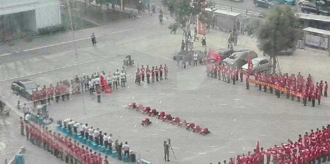 Phẫn nộ trước cảnh nhân viên quán lẩu phải quỳ lạy cảm ơn ông chủ ảnh 1