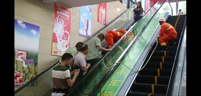 Thang cuốn Trung Quốc tiếp tục "nuốt" cánh tay của em bé 3 tuổi ảnh 1