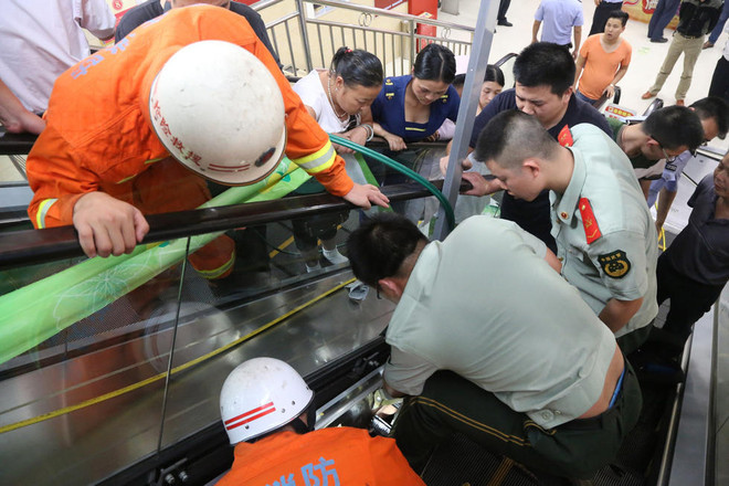 Thang cuốn Trung Quốc tiếp tục "nuốt" cánh tay của em bé 3 tuổi ảnh 3