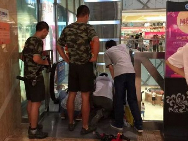 Ác mộng thang cuốn Trung Quốc tái diễn: Ngón tay bé gái đứt lìa ảnh 1