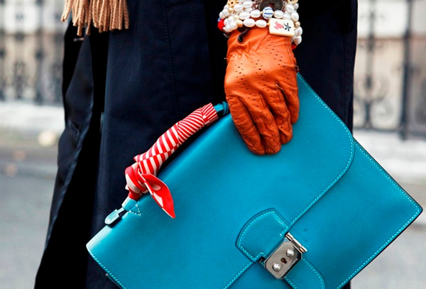 Học lỏm cách biến tấu những chiếc khăn đa năng cho ngày Thu ảnh 10