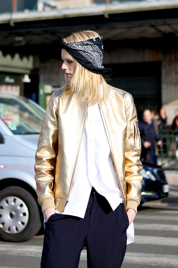 Học lỏm cách biến tấu những chiếc khăn đa năng cho ngày Thu ảnh 6