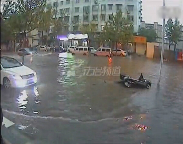 Cụ ông bị bỏ mặc đến chết khi ngã xe trên đường ngập nước ảnh 4