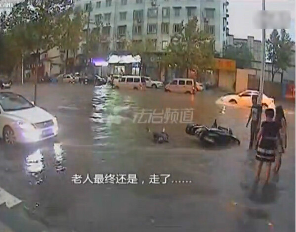 Cụ ông bị bỏ mặc đến chết khi ngã xe trên đường ngập nước ảnh 5