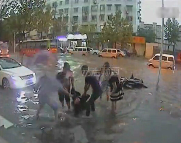 Cụ ông bị bỏ mặc đến chết khi ngã xe trên đường ngập nước ảnh 6