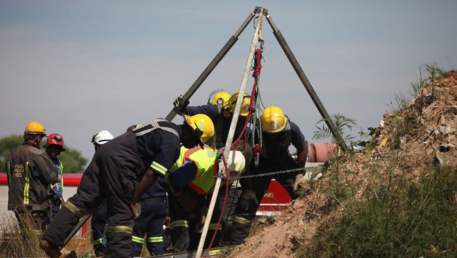 Hơn 200 thợ mỏ Zambia bị mắc kẹt trong hầm sâu 1.200 mét ảnh 1