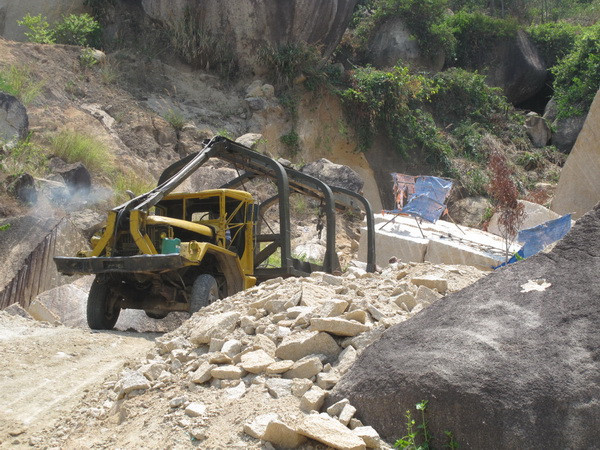 Vùng quê yên bình bị xới tung vì nạn khai thác đá trái phép ảnh 1
