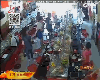 Ảnh động vụ thực khách tạt nước lẩu vào nhân viên phục vụ mang thai ảnh 2