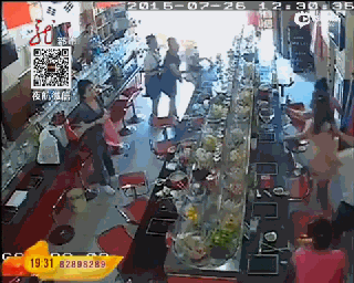 Ảnh động vụ thực khách tạt nước lẩu vào nhân viên phục vụ mang thai ảnh 3