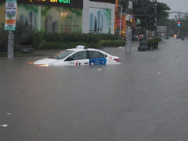 Người dân TP.HCM vật lộn với mưa lớn, học sinh được nghỉ học ảnh 1