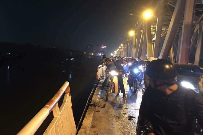 Hà Nội: Ô tô húc bay lan can cầu Chương Dương, lao xuống sông Hồng ảnh 1