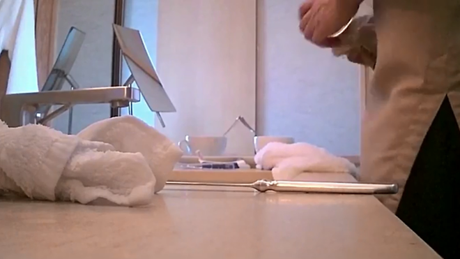 Khách sạn 5 sao ở Trung Quốc: Lau cốc tách bằng khăn lau sàn nhà ảnh 1