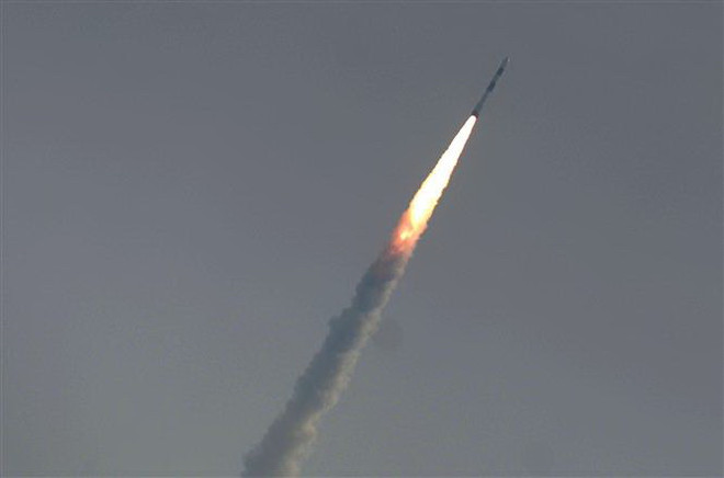 Ấn Độ phóng vệ tinh quan sát Trái Đất và 30 vệ tinh đồng hành ảnh 1