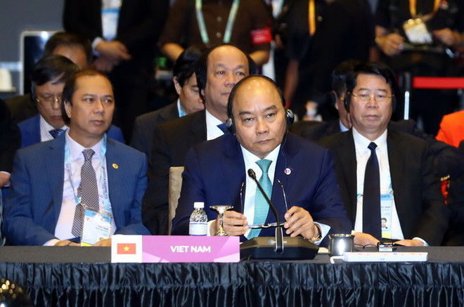 Thủ tướng Nguyễn Xuân Phúc tại Hội nghị Cấp cao ASEAN+3. (Ảnh: Thống Nhất/TTXVN) Điểm nhấn của Hội nghị cấp cao ASEAN: Nhất trí sớm hoàn tất COC ảnh 2