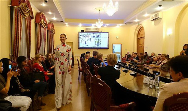 Sinh viên ngành Việt Nam học tại Nga tìm hiểu về tà áo dài Việt Nam ảnh 3