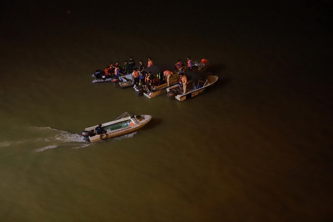 Chưa xác định được hướng trôi của xe ôtô rơi xuống sông Hồng ảnh 1