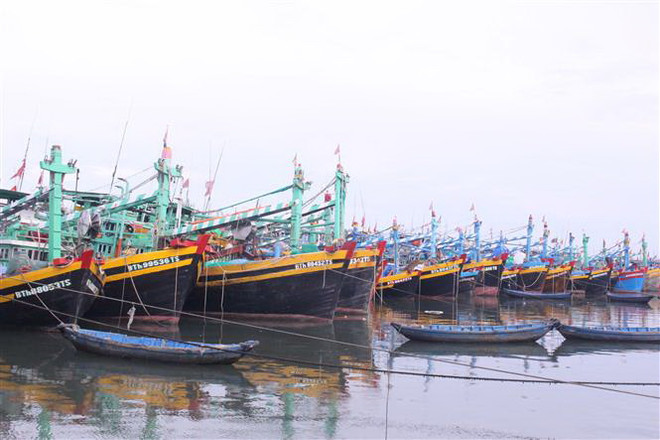 Cứu nạn thành công 5 ngư dân gặp nạn khi neo đậu tránh trú bão số 9 ảnh 1