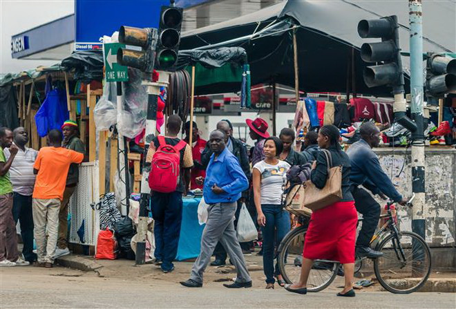 Một góc phố ở thủ đô Harare, Zimbabwe. (Nguồn: AFP/TTXVN) LHQ cứu trợ khẩn cho Zimbabwe, lần đầu hỗ trợ nhân đạo cho Venezuela ảnh 1