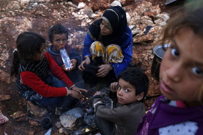 Hàng nghìn người tị nạn Syria đang bị mắc kẹt giữa sa mạc ảnh 1
