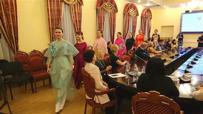 Sinh viên ngành Việt Nam học tại Nga tìm hiểu về tà áo dài Việt Nam ảnh 2