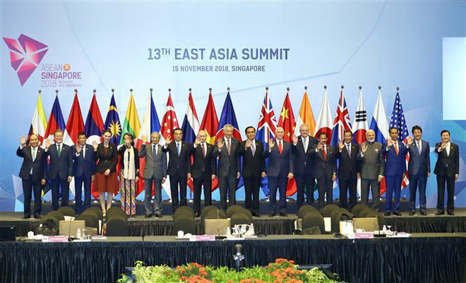 Thủ tướng Nguyễn Xuân Phúc (ngoài cùng bên trái), các Trưởng đoàn ASEAN cùng trưởng đoàn các nước đối tác chụp ảnh chung. (Ảnh: Thống Nhất/TTXVN) Điểm nhấn của Hội nghị cấp cao ASEAN: Nhất trí sớm hoàn tất COC ảnh 1