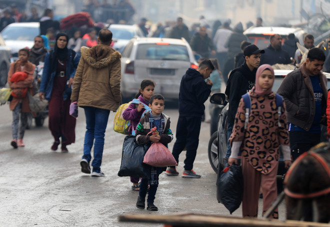 Người dân Palestine sơ tán tránh chiến sự tại thành phố Khan Younis, phía Nam Dải Gaza ngày 1/12/2023. (Ảnh: THX/TTXVN) ttxvn-gaza-4-1565.jpg