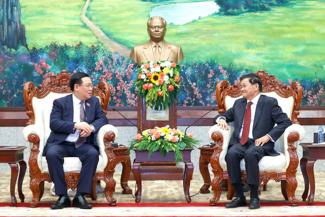 Chủ tịch Quốc hội Vương Đình Huệ hội kiến Tổng Bí thư, Chủ tịch nước Lào Thongloun Sisoulith. (Ảnh: Doãn Tấn/TTXVN) ttxvn-viet-lao-3937.jpg